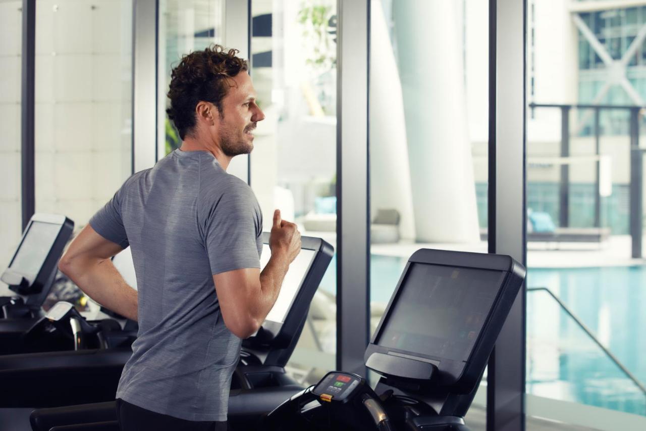 The Westin Brisbane Hotell Eksteriør bilde A man on a treadmill