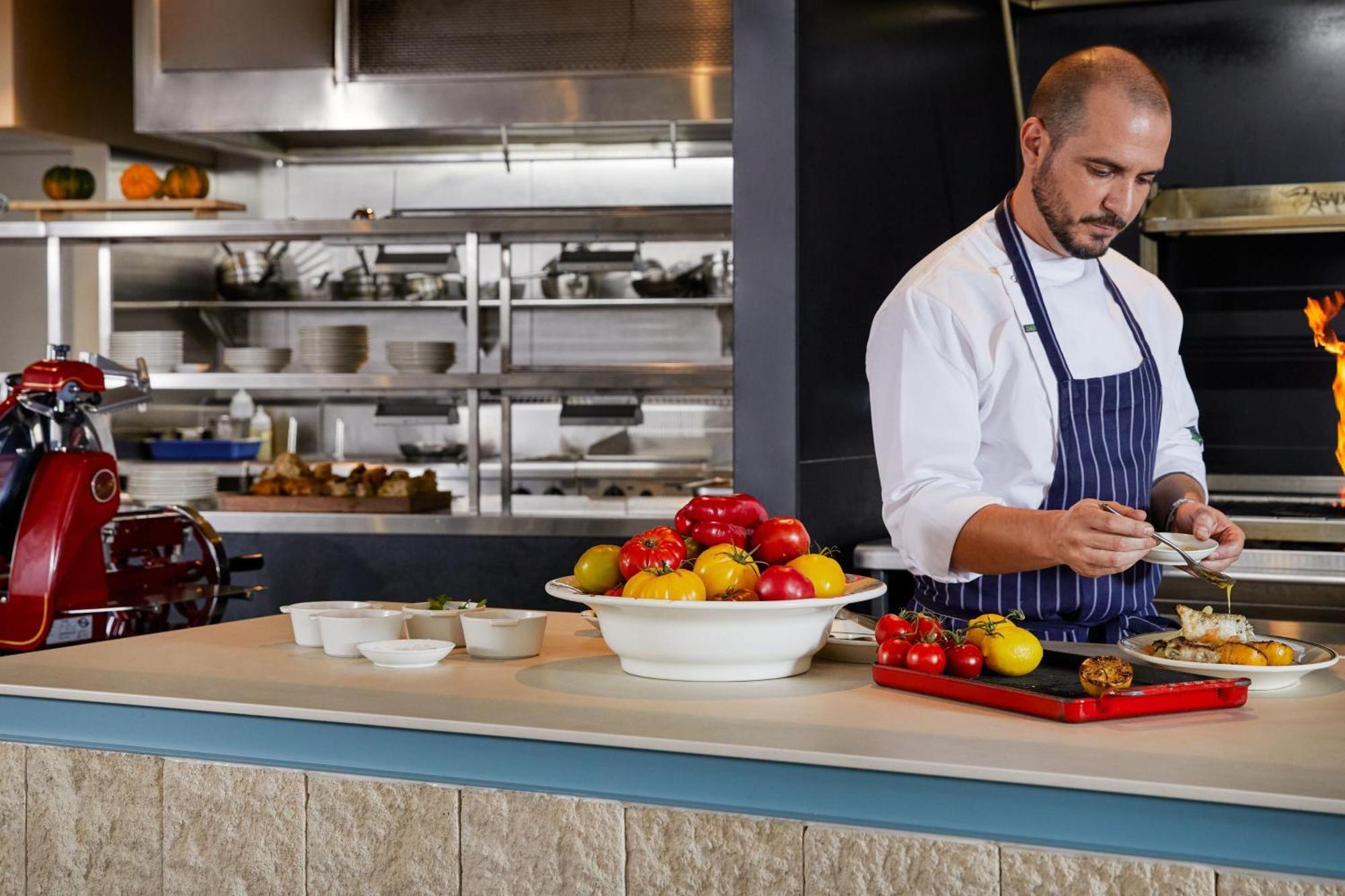 The Westin Brisbane Hotell Eksteriør bilde A chef preparing food